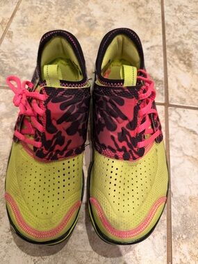 Under Armour MPZ Neon Yellow Athletic Sneakers with Pink Accents Size 7.5